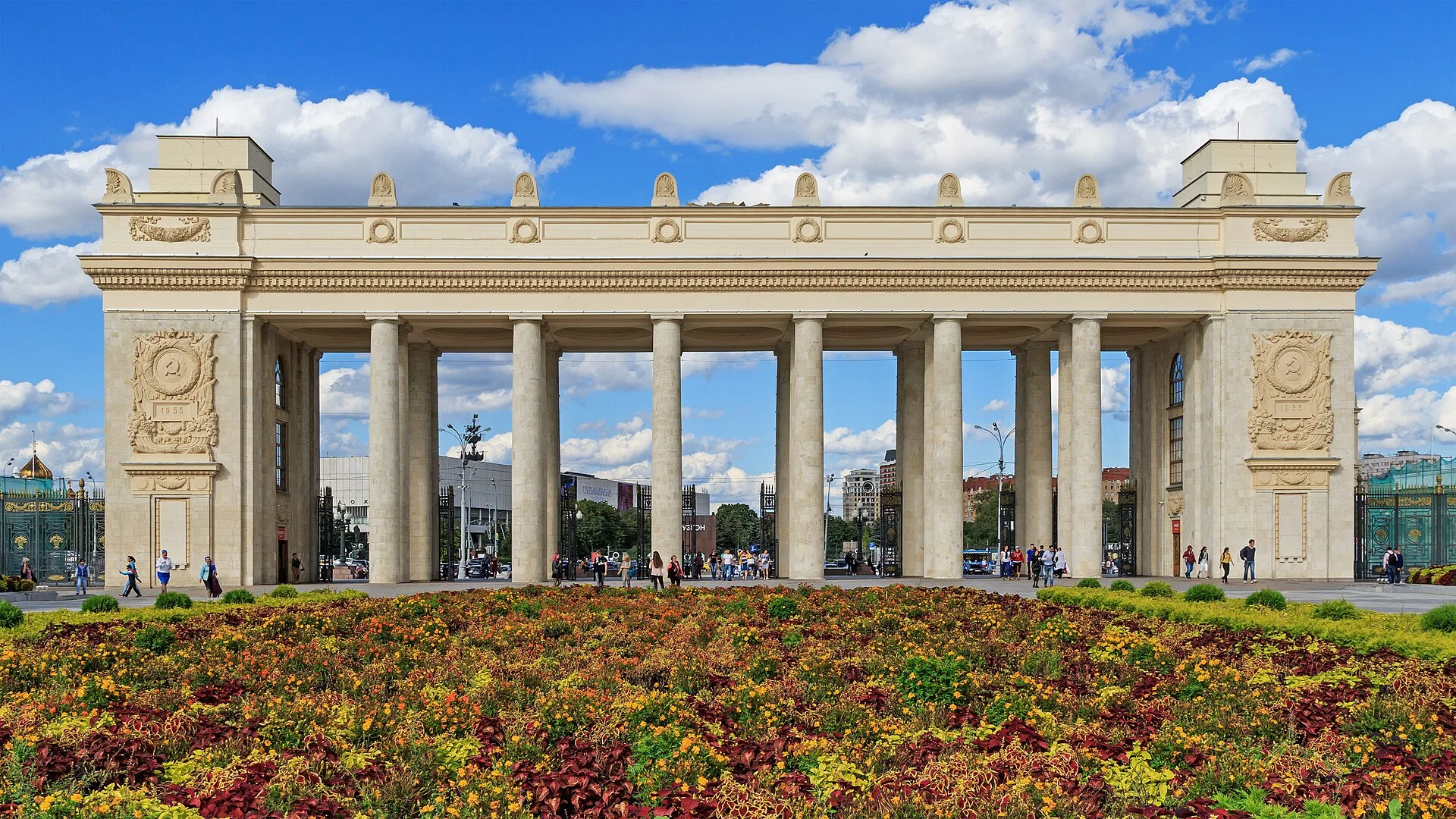 Крымский Вал и вход в Парк Горького в Москве