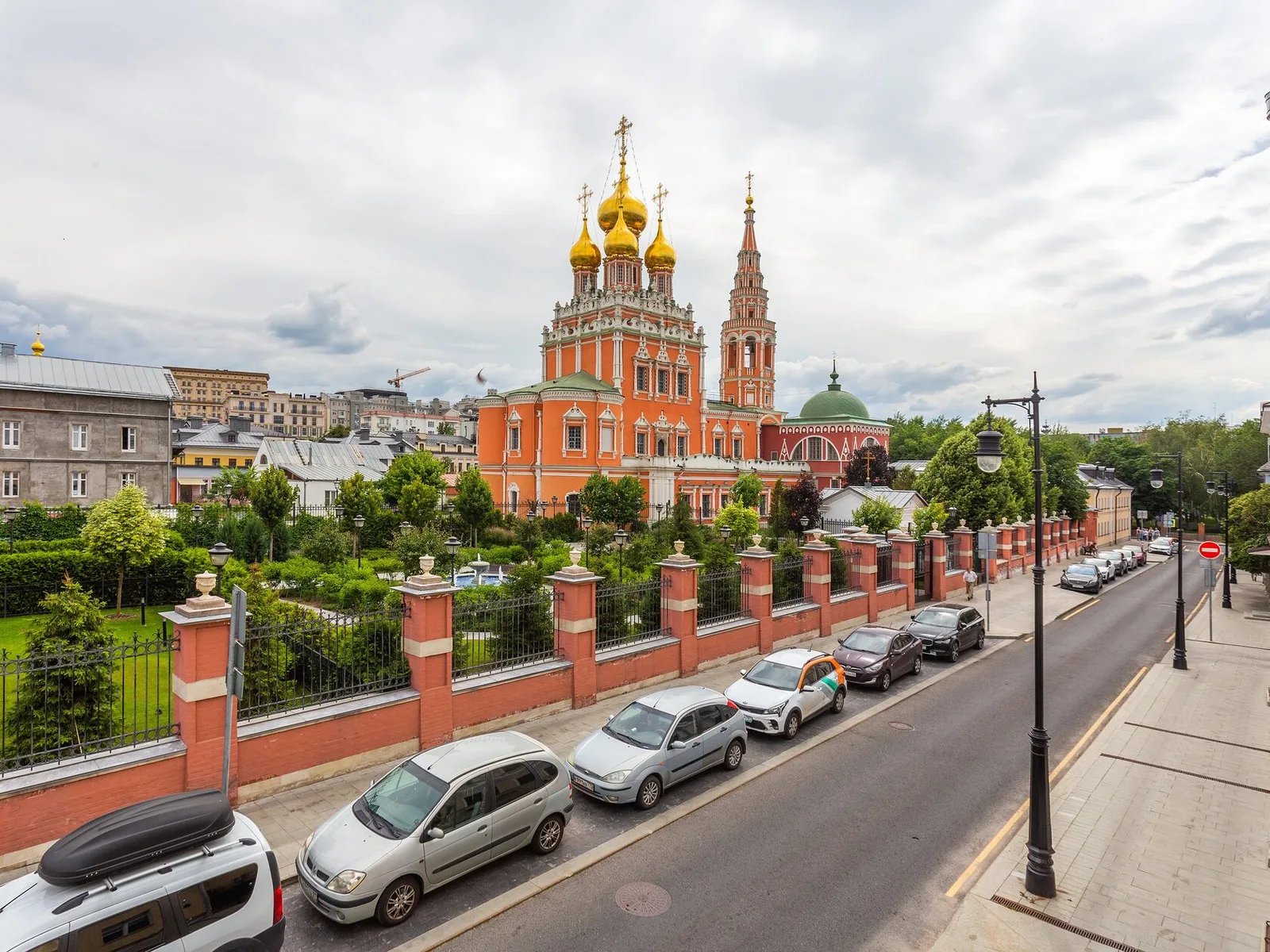 Лаврушинский переулок и историческое здание Третьяковской галереи в Москве