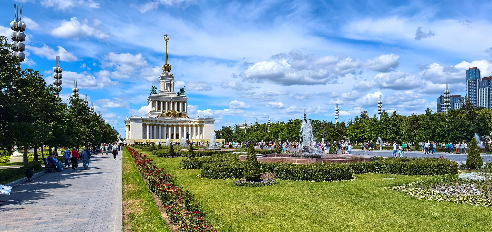 Центральная аллея ВДНХ и павильоны в Москве