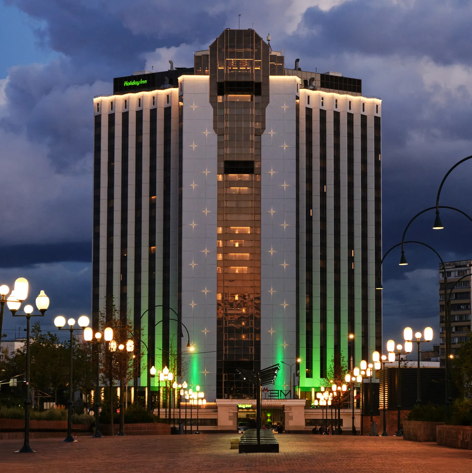 Фасад Holiday Inn Moscow Sokolniki у парка
