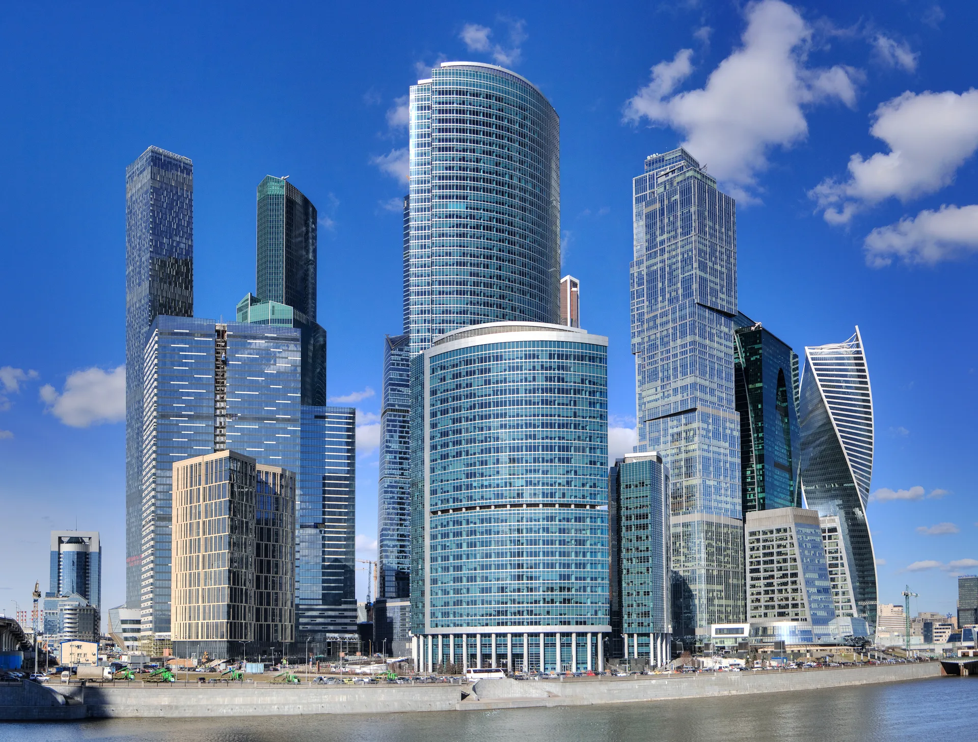 Небоскрёбы Москва-Сити целиком, вид через реку
