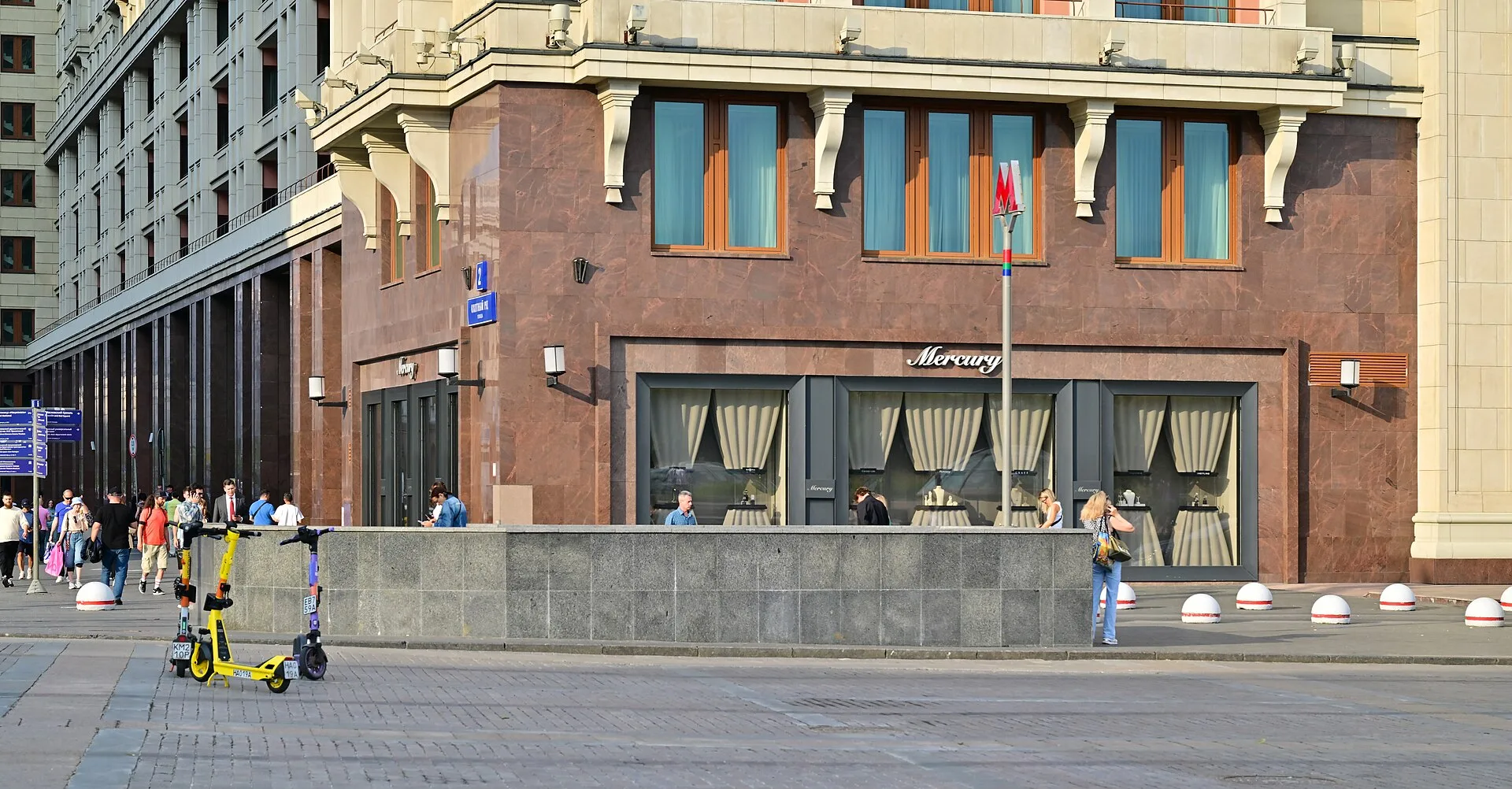 Знак метро у выхода Охотный Ряд в центре Москвы