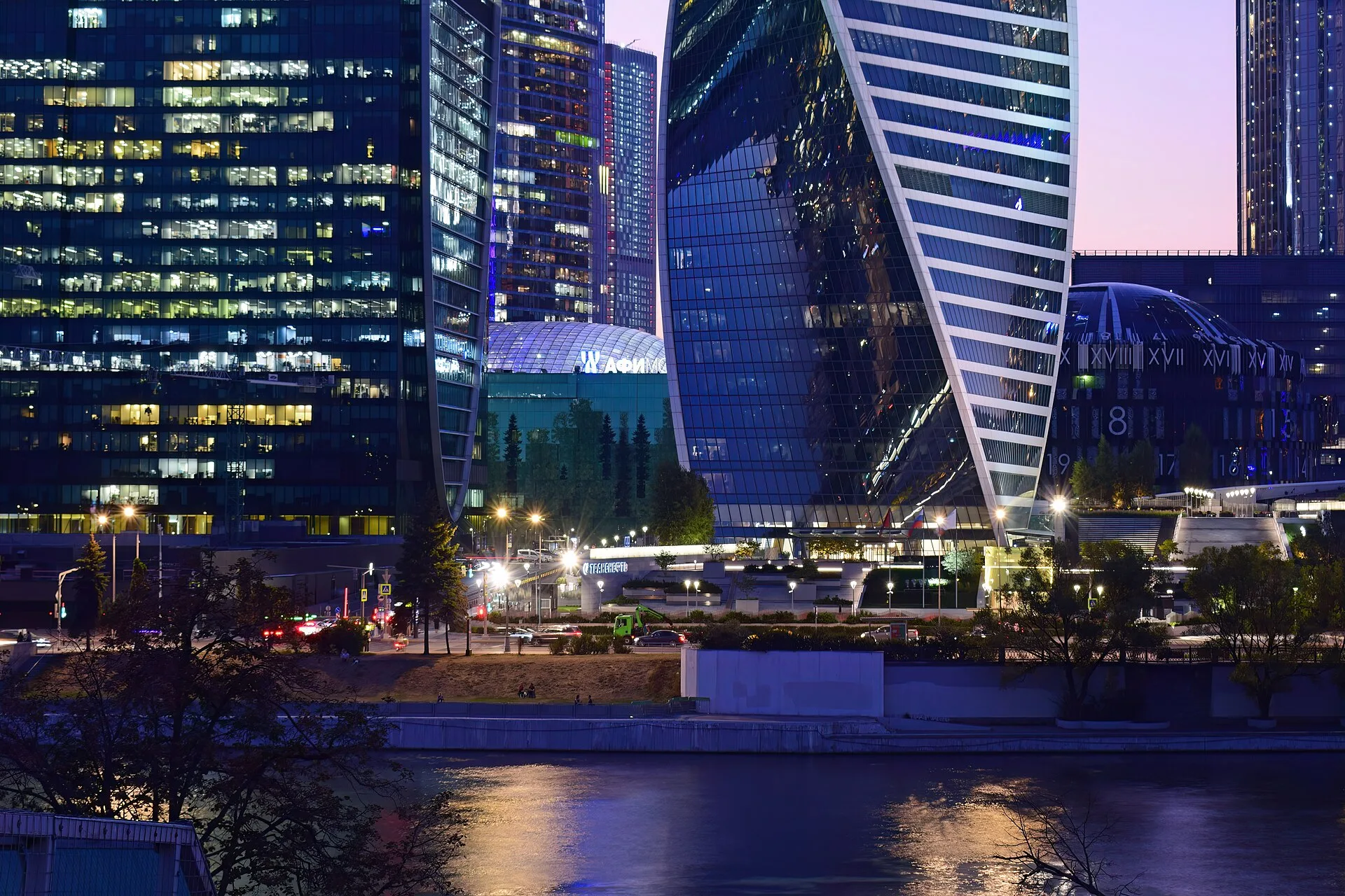 Башни Москва-Сити вечером с набережной у реки
