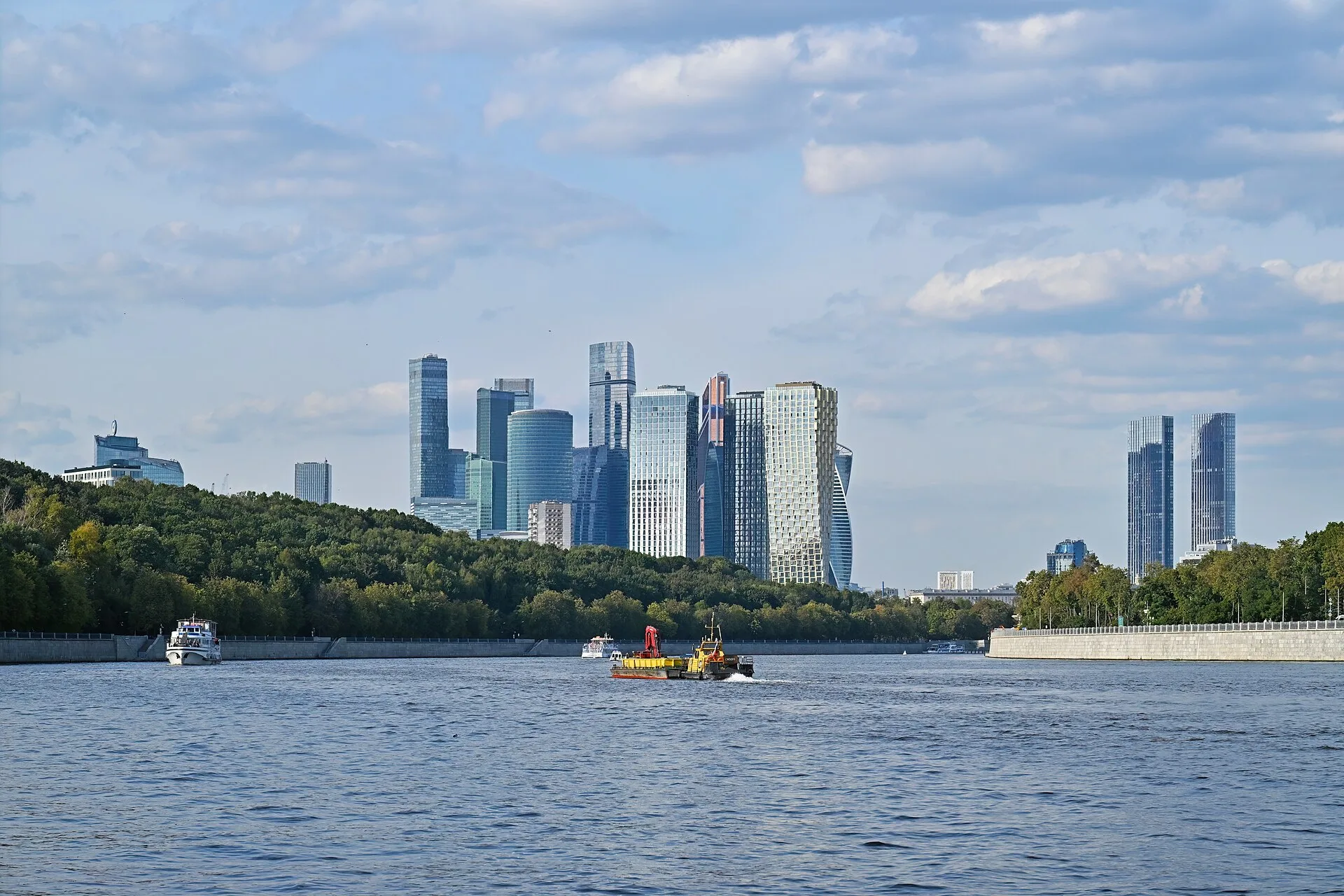 Вид на Москва-Сити с Воробьёвской набережной у Воробьёвых гор