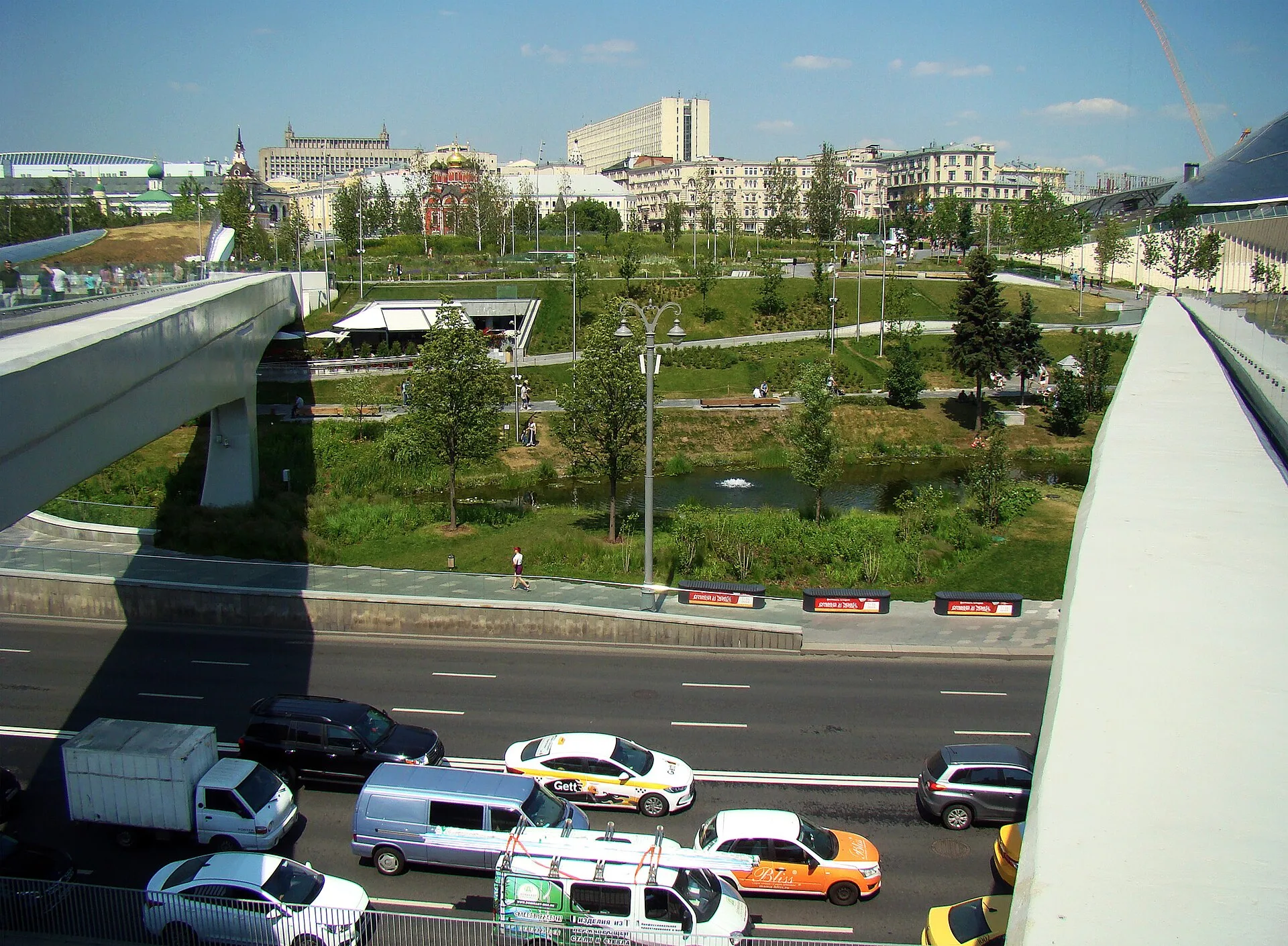 Парк Зарядье и Кремль с Парящего моста
