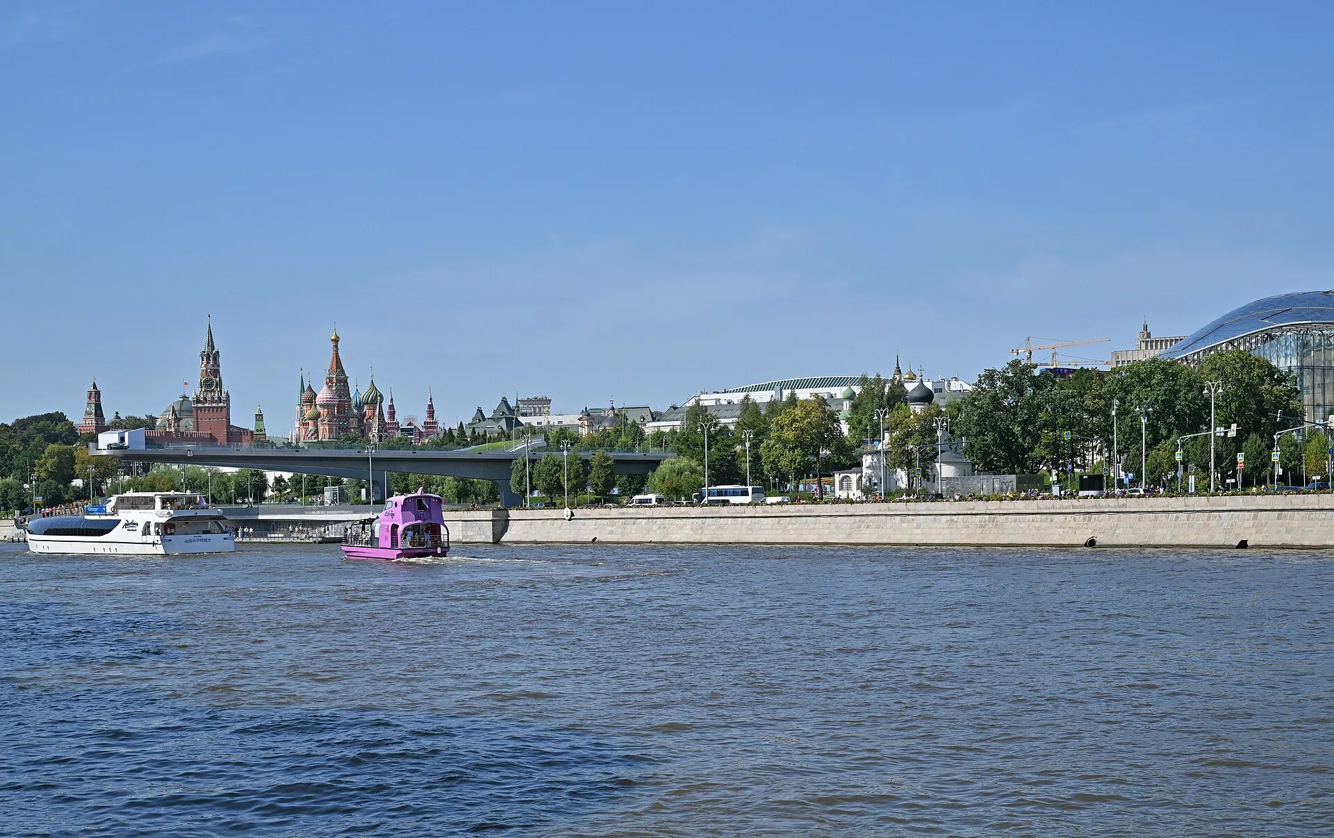 Парящий мост Зарядья над Москвой-рекой с видом на Кремль и собор