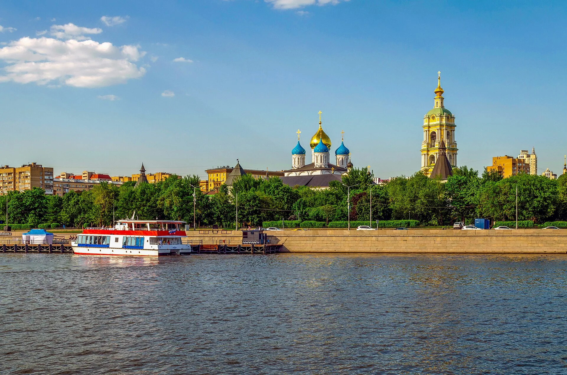 Новоспасский монастырь в Москве: стены и собор