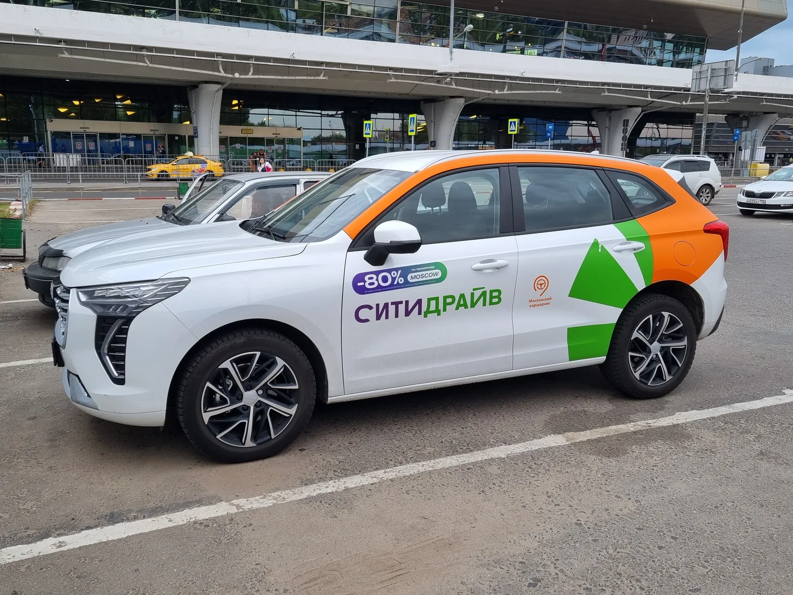 Автомобили на парковке аэропорта Внуково