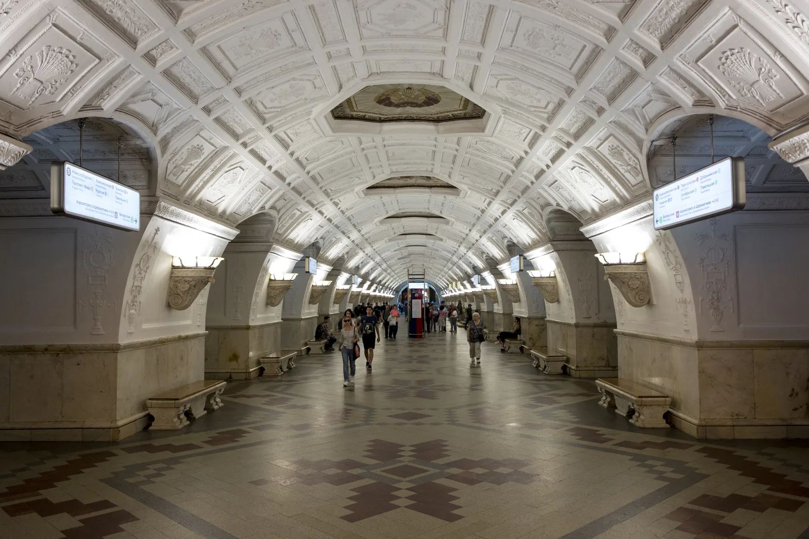 Станция метро «Белорусская» у Белорусского вокзала