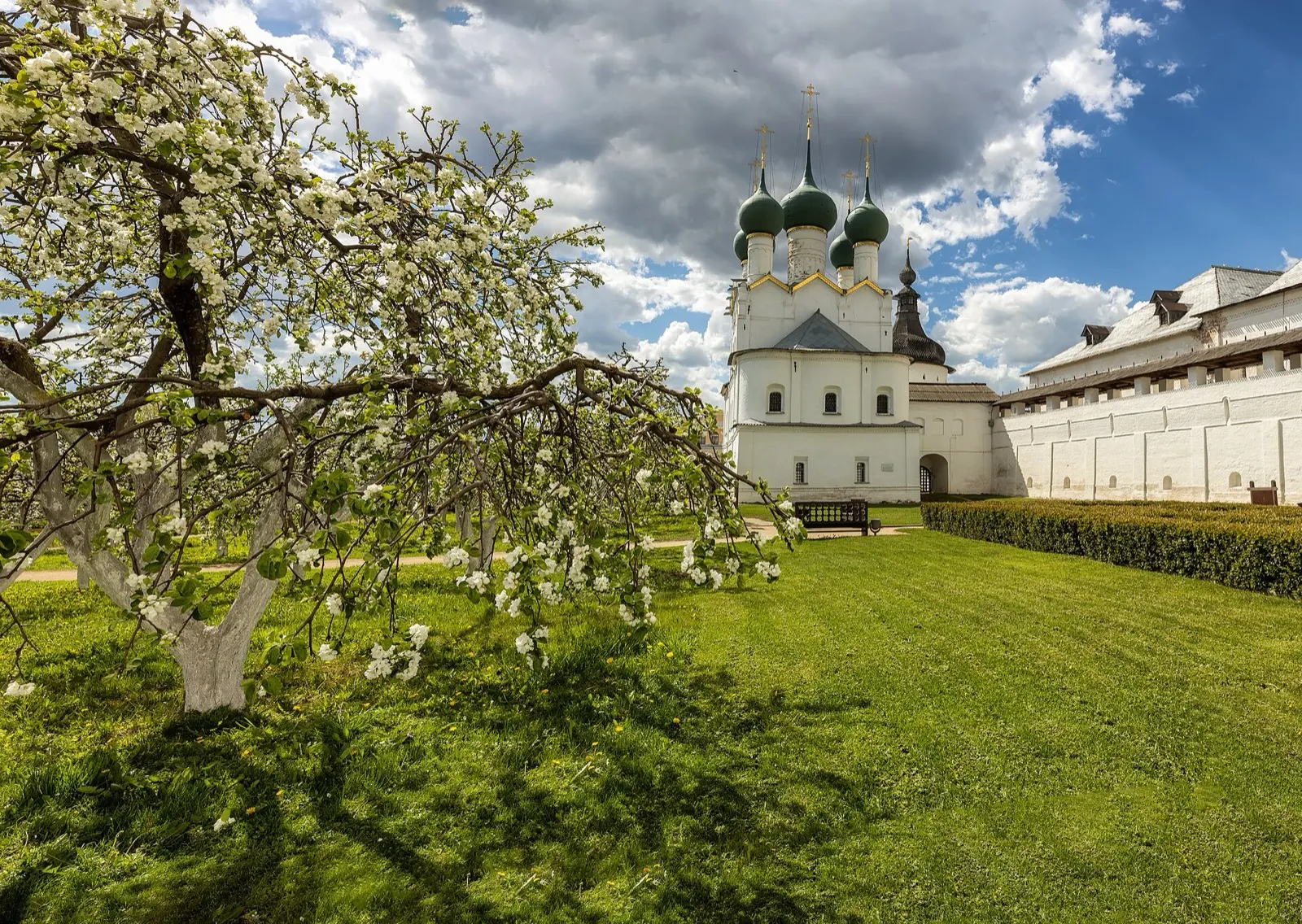 Цветущий Митрополичий сад Ростовского кремля