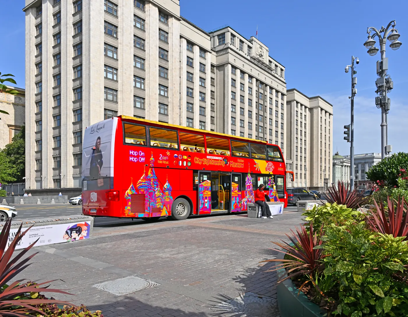 Красный двухэтажный туристический автобус в центре Москвы
