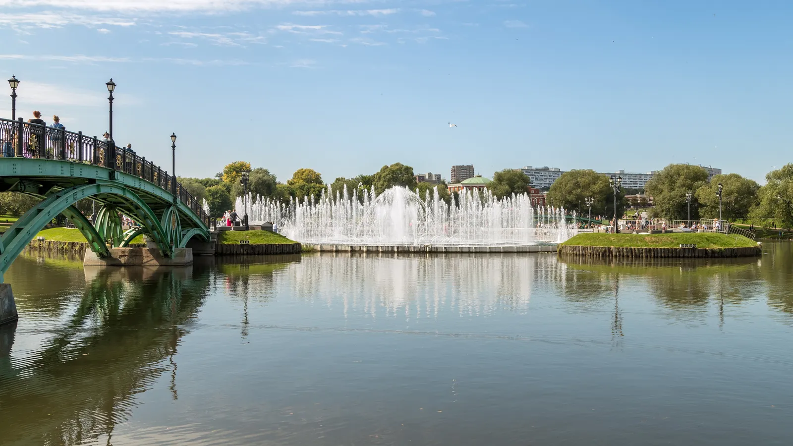 Светомузыкальный фонтан на пруду в парке Царицыно