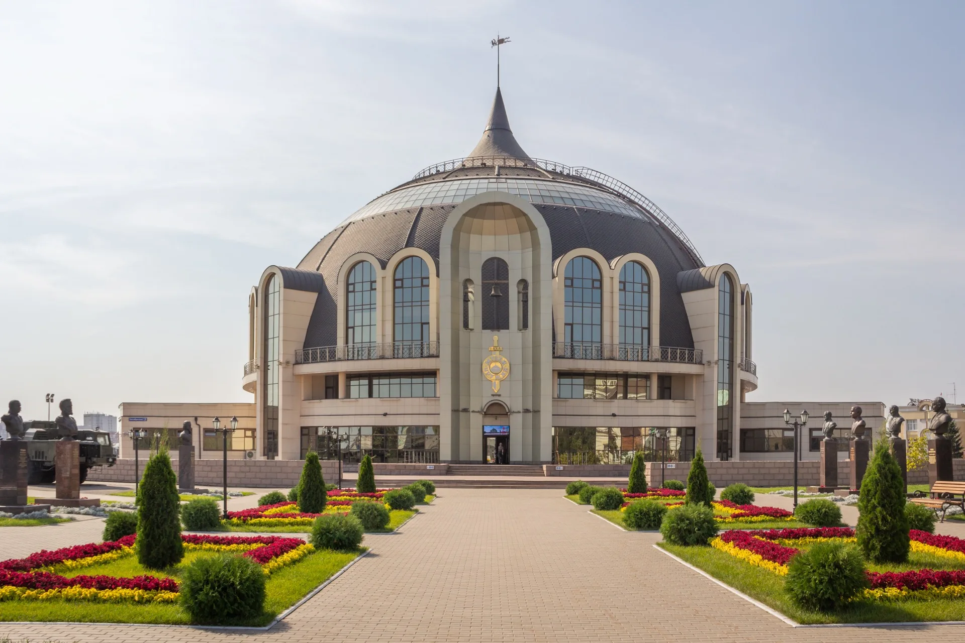Здание-шлем Тульского музея оружия на Октябрьской