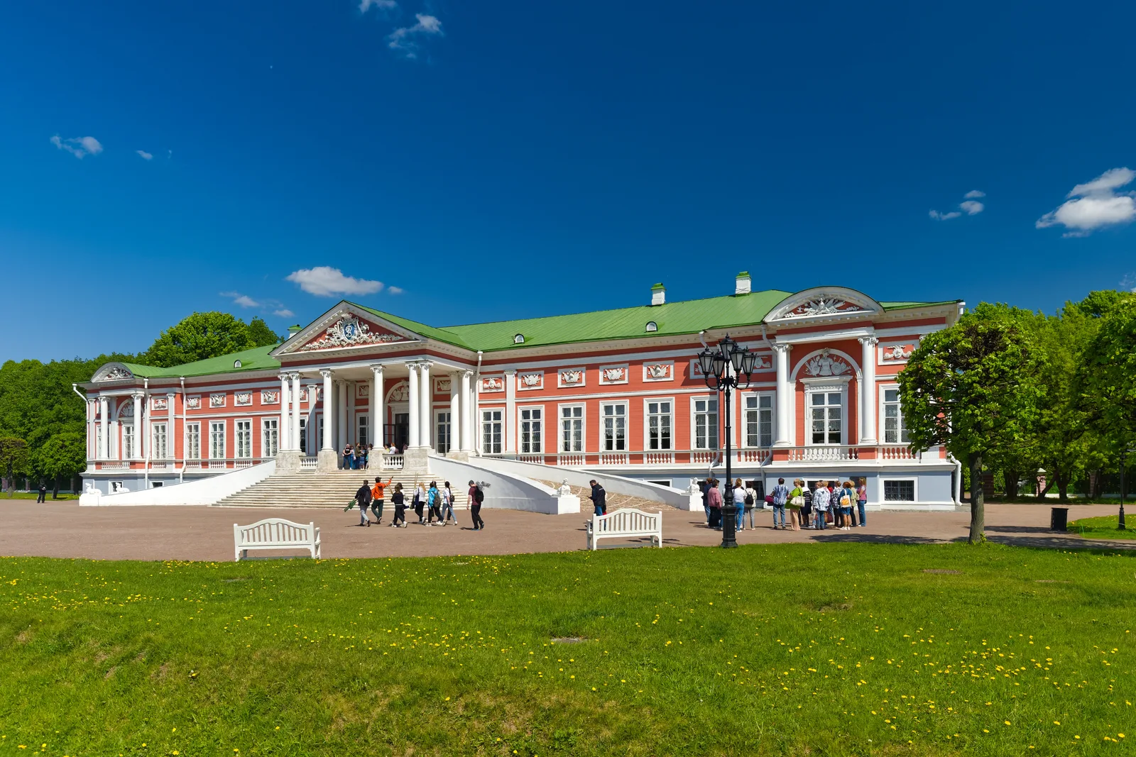 Розовый фасад дворца Шереметевых в Кусково