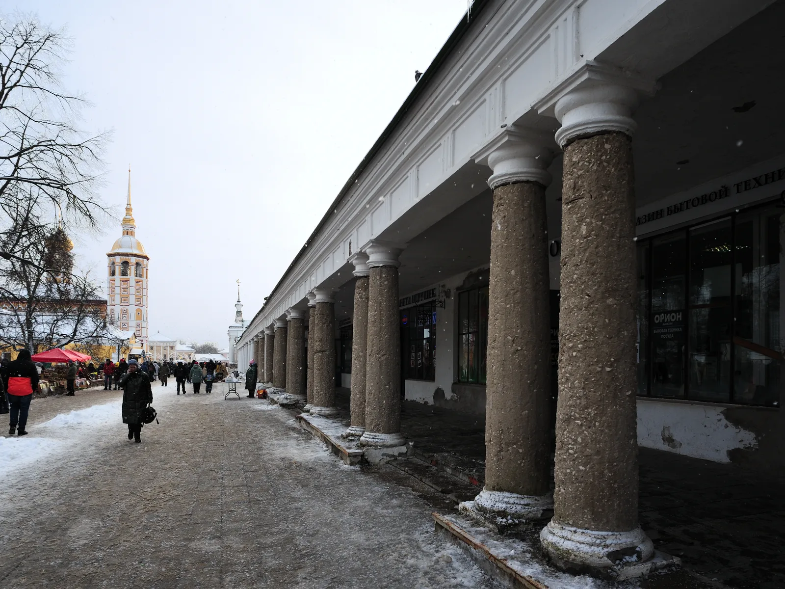 Торговые ряды на площади в Суздале