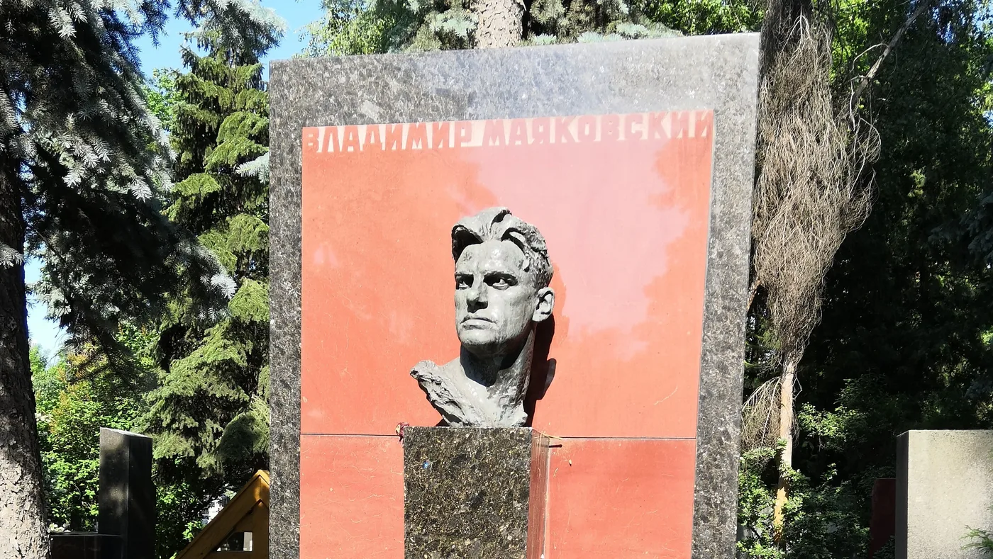 Новодевичье кладбище: прогулка по советским памятникам