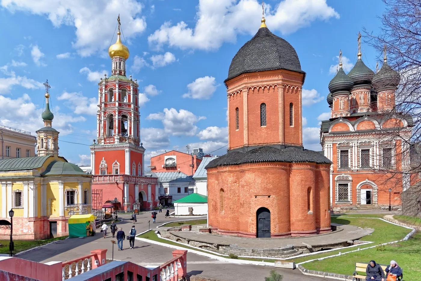 Территория Высоко-Петровского монастыря в Москве