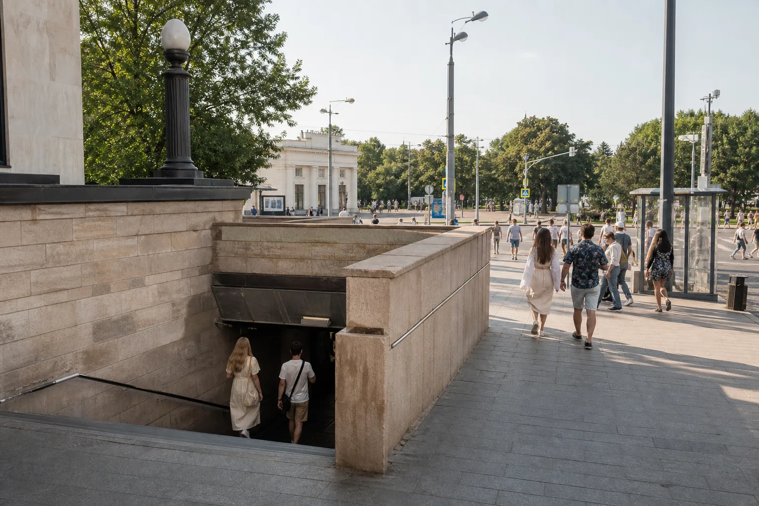 Вход в метро и дорога к парку